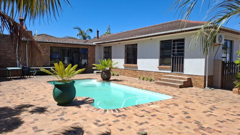 To Let 4 Bedroom Property for Rent in Blommendal Western Cape